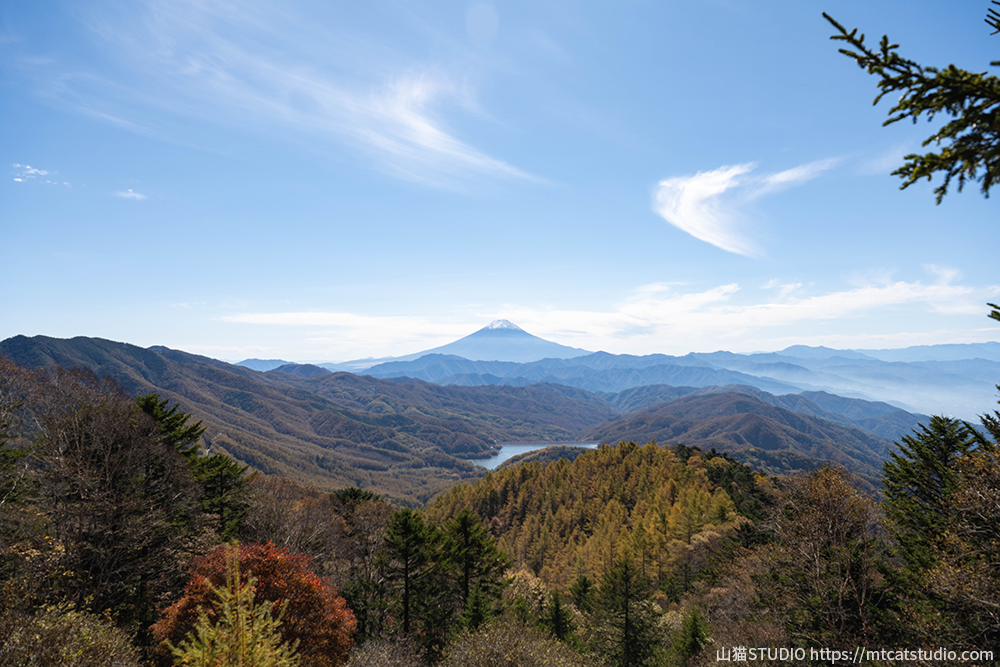 大菩薩嶺から見る富士山と上日川ダム