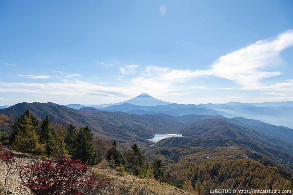 大菩薩嶺の稜線から見える富士山と上日川ダム