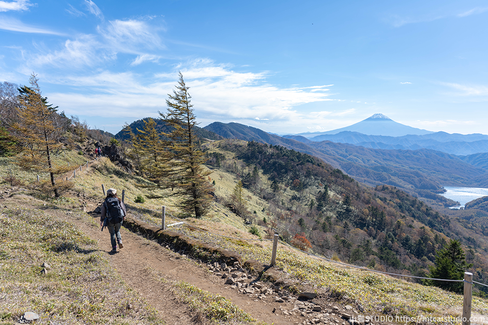大菩薩嶺の稜線を歩きながら見える富士山