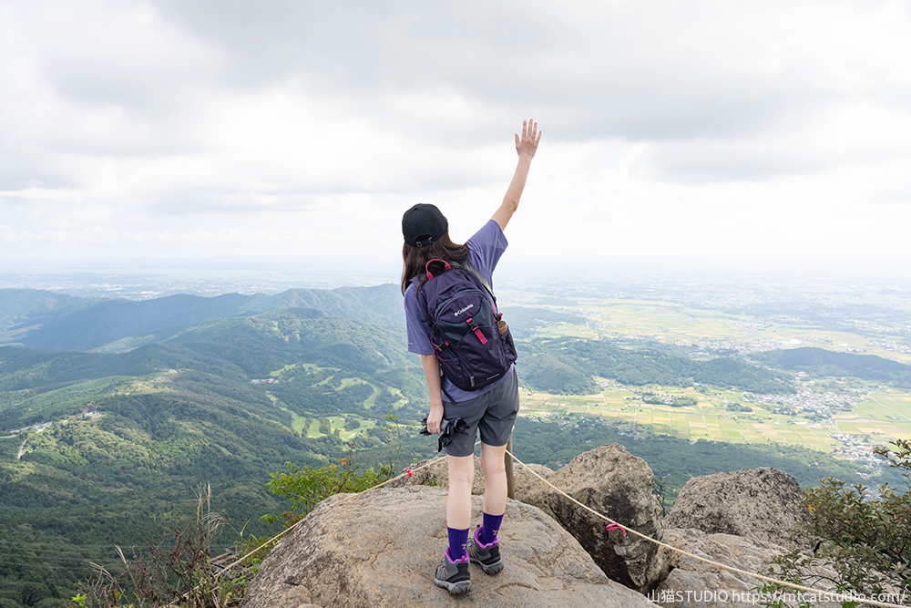 筑波山の山頂から関東平野を眺めながら手を振る私