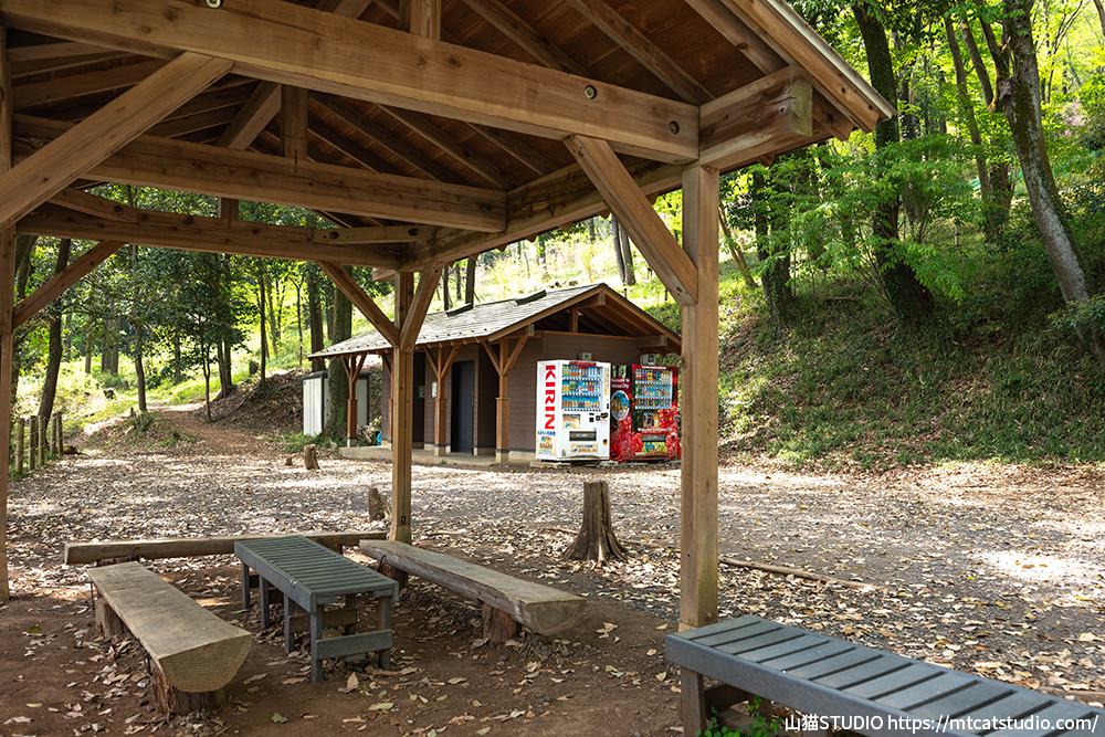 日和田山登山口から左へ進んだ、ベンチ、東屋、自動販売機、トイレ