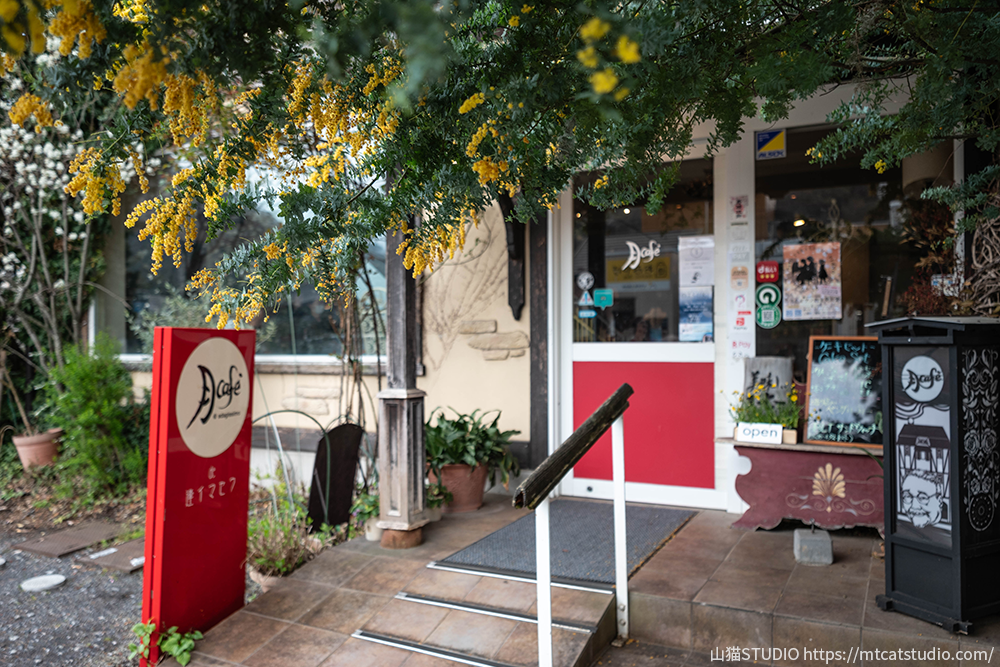大月駅前にある「月Cafe」