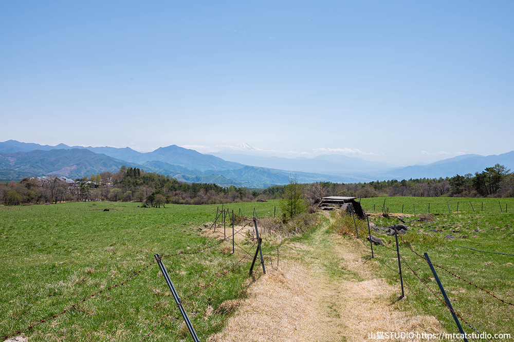 八ヶ岳牧場から望む金峰山方面の山々とうっすら富士山