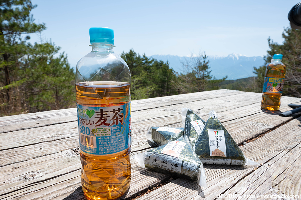 天の河原のテーブルとベンチでおにぎりランチ