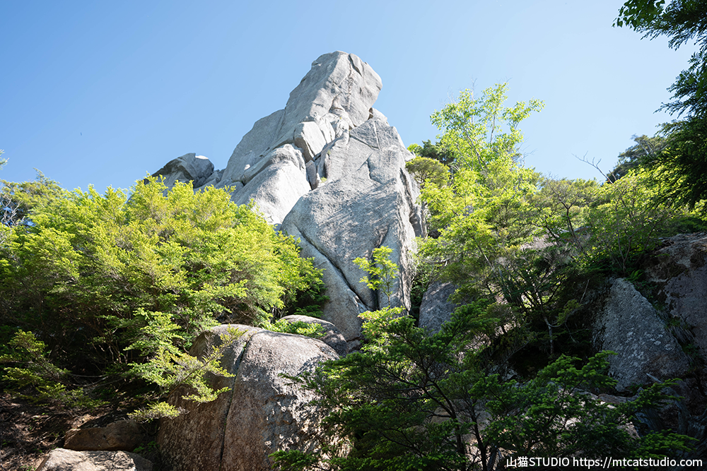 瑞牆山の登山道から見える大ヤスリ岩