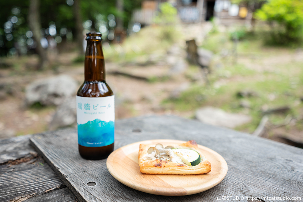 富士見平小屋の瑞牆ビールと季節のパイ