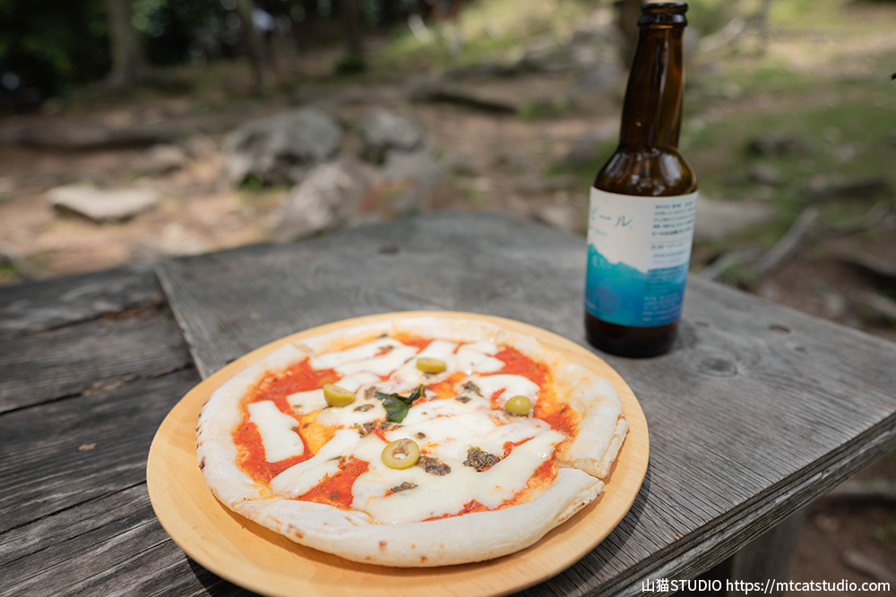 富士見平小屋の瑞牆ビールとアンチョビとオリーブのピザ